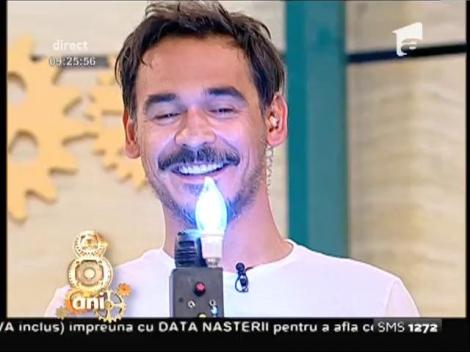 Ceva deosebit! Microfonul ”stomatologic” are bec, priză și panou solar! Cine face probă?