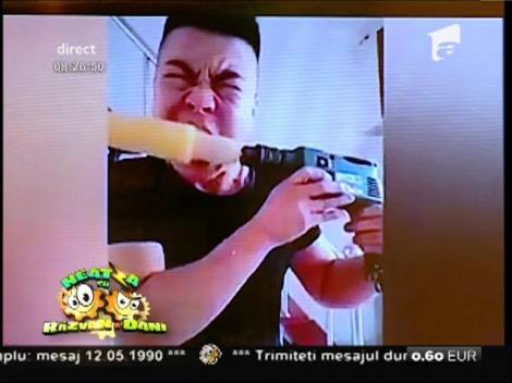 Revoluție pe litoral?! Cum mănânci un porumb fiert cu ajutorul unei mașini de găurit!