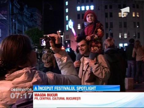 A început Festivalul Spotlight. Culori şi lumini feerice au înveselit centrul Capitalei