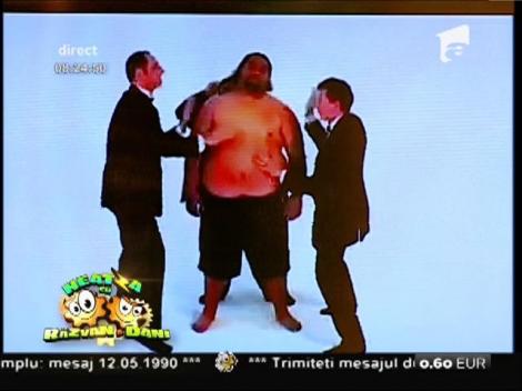 Smiley news: Uimitor! Trei cântăreți cântă la burta unui supraponderal: Do, Re, Miiiiii!