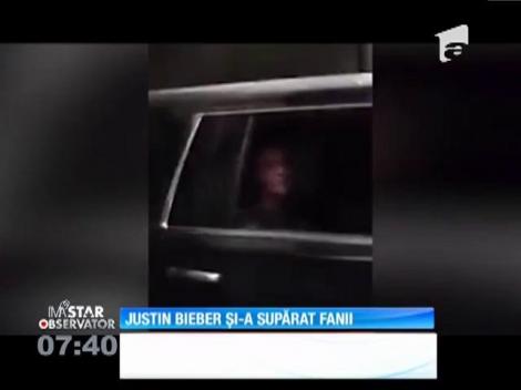 Justin Bieber şi-a supărat fanii argentinieni după ce le-a aruncat drapelul naţional pe geamul unei maşini