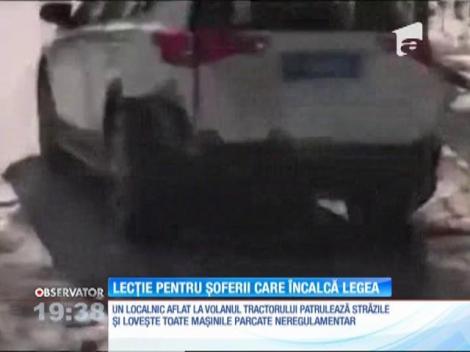 În China, orice maşină parcată neregulamentar riscă să fie vandalizată de un tractor