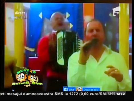 Smiley News: Cum să rupi un acordeon de la prea mult talent