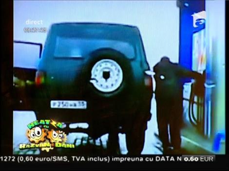 Smiley News! Ce-o fi la el acolo?! Un domn a găsit rezolvarea: N-ai nimerit rezervorul din prima? Nicio problemă!