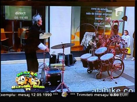 Smiley News! Corespunzător, aferent: O nouă modalitate de a c&acirc;nta la tobe: de la distanță!