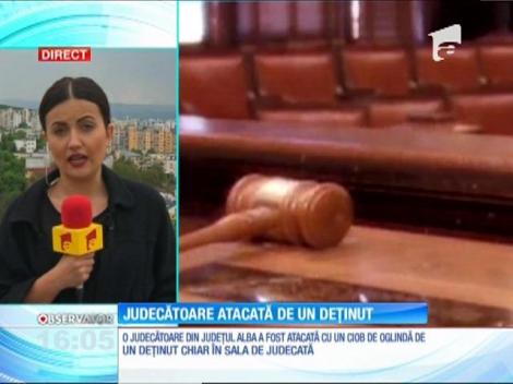 O judecătoare din Aiud a fost atacată de un deţinut, cu un ciob de sticlă, chiar în sala de judecată