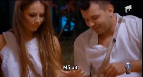 După numai opt minute, ispitele au făcut primele victime! Apar primele flirturi, glumițe și atingeri! Se încinge atmosfera deja!