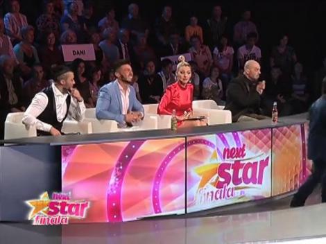 Dani Plohi rezolvă un cub rubik în timp ce este legat la ochi