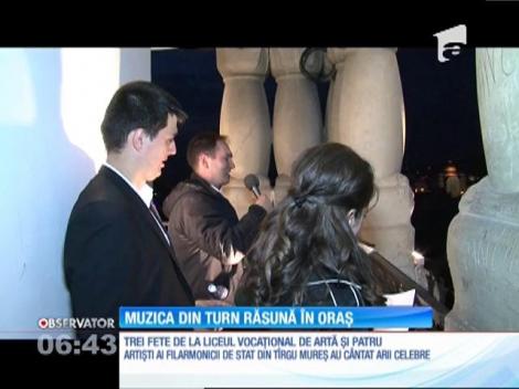 Şapte artişti au cântat în turnul cu ceas al prefecturii din Târgu Mureş