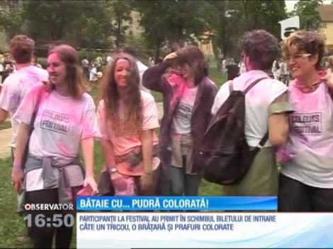Bătaie cu pudră la Festivalul Culorilor din Oradea