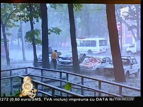 Smiley News: Cum îşi apară o şoferiţa maşina de grindină