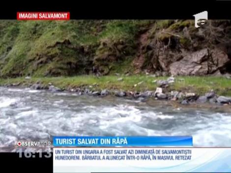 Turist salvat dintr-o râpă foarte abruptă