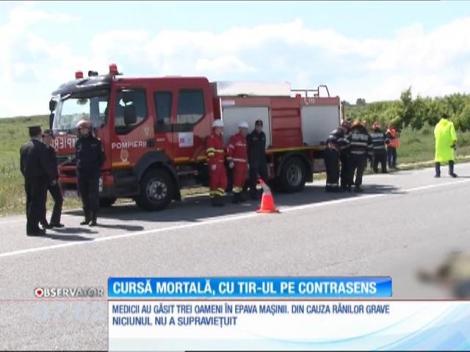 O maşină în care se aflau trei oameni a fost spulberată de un TIR aflat în depăşire