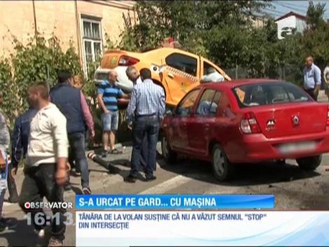 S-a urcat o mașina pe gardul unui imobil!