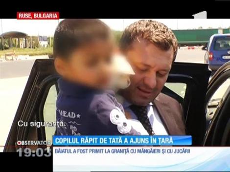 După o lună petrecută într-un centru social în Bulgaria, băiatul răpit de tată s-a întors în țară