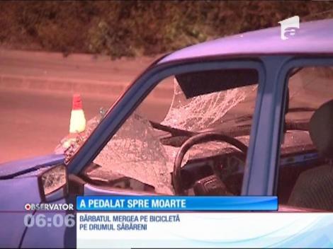 Un biciclist care pedala pe o stradă din Capitală a ajuns pe capota unei maşini