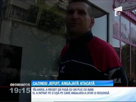 După ce a pierdut bani la cazinou, un client a decis să se răzbune. A atacat-o pe angajată şi i-a furat un plic cu bani