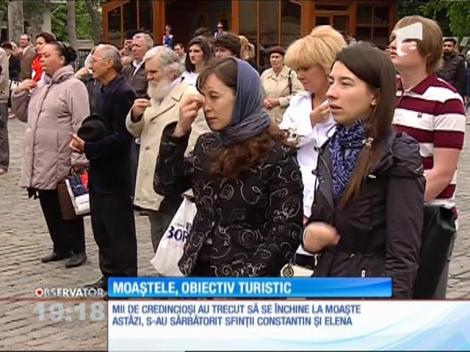 Aproape două milioane de români sunt sărbătoriţii zilei. Înaintea petrecerilor, mulţi au mers să se închine la moaştele Sfinţilor Împăraţi Constantin şi Elena