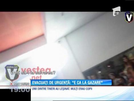 Clipe de coşmar la concertul Carla's Dream, într-un mall din Piatra Neamţ! Mii de oameni au fost la un pas de tragedie din cauza aglomeraţiei de nedescris