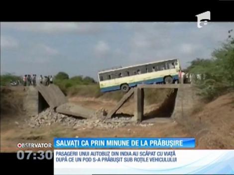 Pasagerii unui autobuz, salvați ca prin minune de la prăbușire