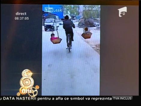 Smiley News: Cum se transportă copiii pe bicicletă în China