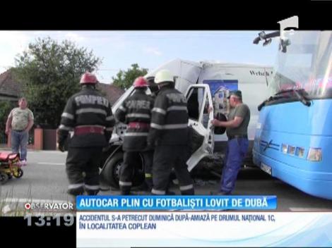 Autocar plin cu fotbaliști lovit de dubă