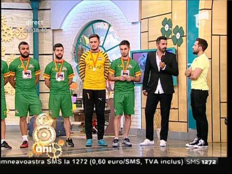 Dar nu sunt ei cei mai tari?! Bravo, băieţii! Echipa ”Neatza și prietenii”, cei mai buni din București la minifotbal