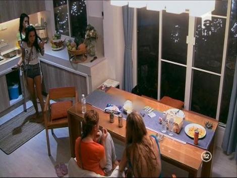 Elena: "Toată insula băieţilor a picat în ispită"