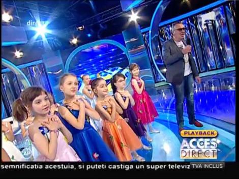 Gabi şi grupul Miniton cântă în premieră melodia "Când zâmbeşti"