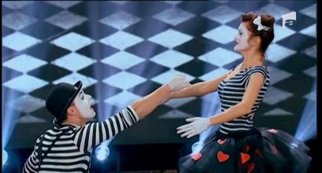 Cheloo a găsit soluția: Femeii să nu-i întorci niciodată cheița! Jora și Magda, cel mai romantic număr de pantomimă