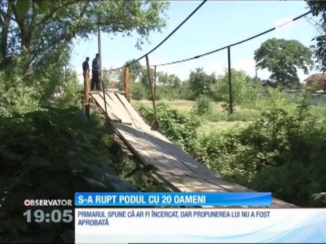 10 oameni din comuna Plopu au căzut în albia pârâului