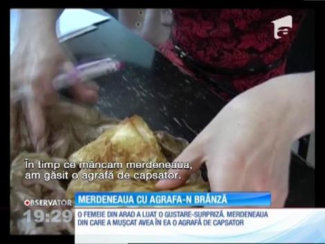 O arădeancă a descoperit o agrafă de birou în merdenea