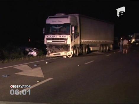 Accident violent pe în Mehedinţi. Maşina în care se aflau trei oameni, printre care şi un copil de numai şase ani, spulberată de un TIR