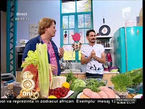 "Salată cool", un deliciu de vară! Combinaţie interesantă de fructe cu piept de pui şi telemea