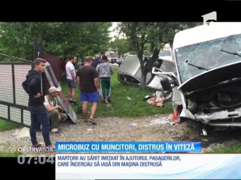 Un microbuz plin cu muncitori a intrat într-un cap de pod, pe un drum din Suceava. Şase oameni au fost răniţi