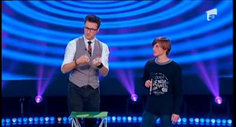 Ăsta e cel mai simplu truc de magie! Cum poţi scoate ASUL DE INIMĂ NEAGRĂ dintr-un pachet de cărţi