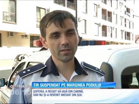 Un TIR scăpat de sub control a rămas suspendat pe marginea unui pod din Craiova