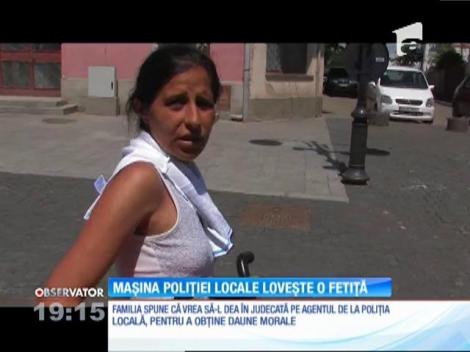 Au apărut imaginile de pe camerele de supraveghere de la accidentul în care o fetiţă de trei ani a fost lovită de o maşină a poliţiei locale din Botoşani