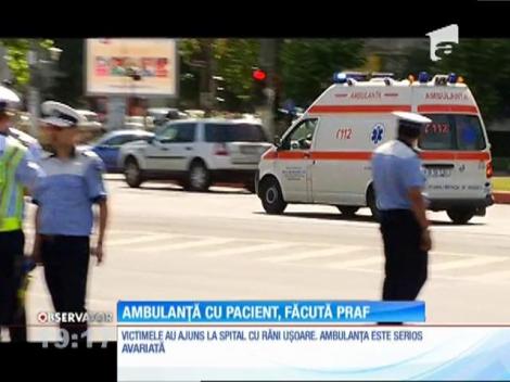 O ambulanţă s-a făcut ţăndări în mijlocul Bucureştilor! Iar şoferul a avut nevoie de ajutorul colegilor salvatori