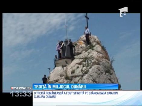O troiță românească a fost sfințită pe stânca Baba Caia din Clisura Dunării