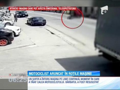 Imagini şocante! Un motociclist din Bistriţa-Năsăud a fost accidenat grav, după ce s-a lovit de o maşină care a întors neregulamentar