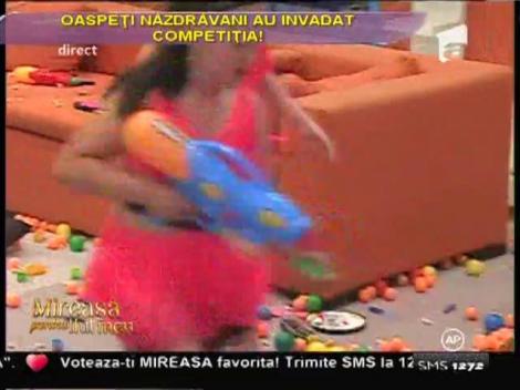 Calamitate în casa băieţilor! Oaspeţi năzdrăvani au invadat-o!