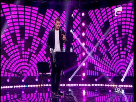 Magie şi stand up? Combinaţia perfectă! Paul Lungu a făcut pe toată lumea să râdă cu un număr cu... DE TOATE!