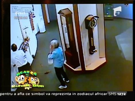 Smiley News: Ce se întâmplă când atingem exponatele din muzee