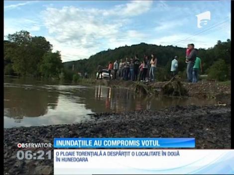 Inundaţiile au blocat calea localnicilor căre secţia de votare, într-o comună din Hunedoara