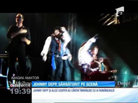 Johnny Depp, sărbătorit pe scena de la București