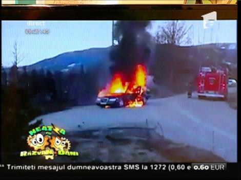Smiley News: O maşină în flăcări s-a dovedit a fi misiune imposibilă pentru un echipaj de pompieri