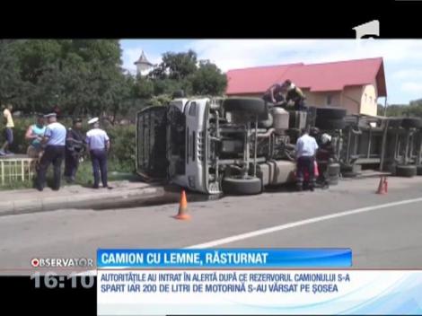 Camion încărcat cu lemne, răsturnat langă un parc în care se aflau mai mulţi copii