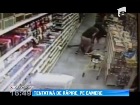 Tentativă de răpire surprinsă pe camerele de supraveghere dintr-un magazin