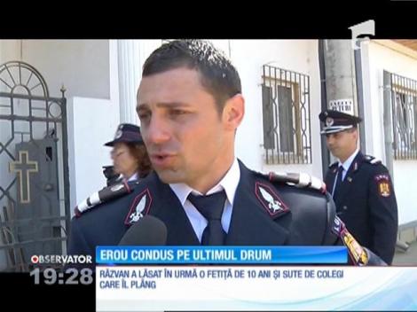 Pompierul căzut în misiune, după ce un perete s-a prăbuşit peste el, condus pe ultimul drum